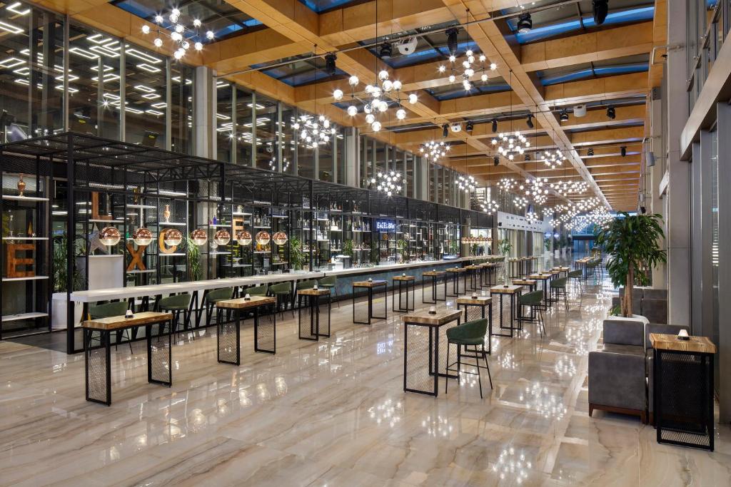 Restaurace v ubytování Nirvana Cosmopolitan Hotel - Convention & Sports Center