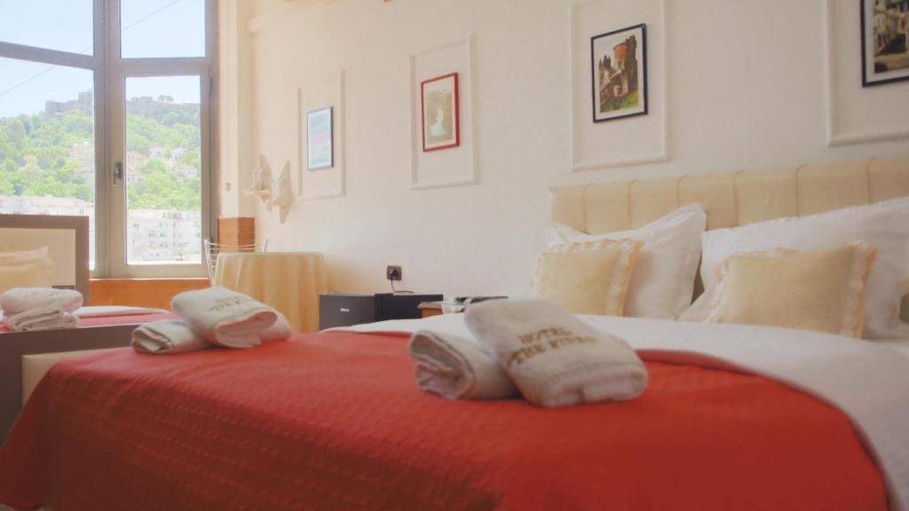 Uma cama ou camas num quarto em Hotel The First