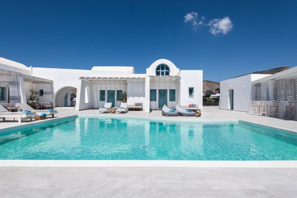 una gran piscina frente a una casa en Santa Irina Luxury Sunny Lofts, en Perivolos