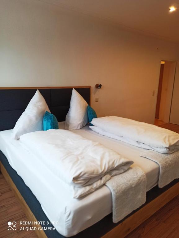 Postel nebo postele na pokoji v ubytování Gästezimmer / Weingut Peter
