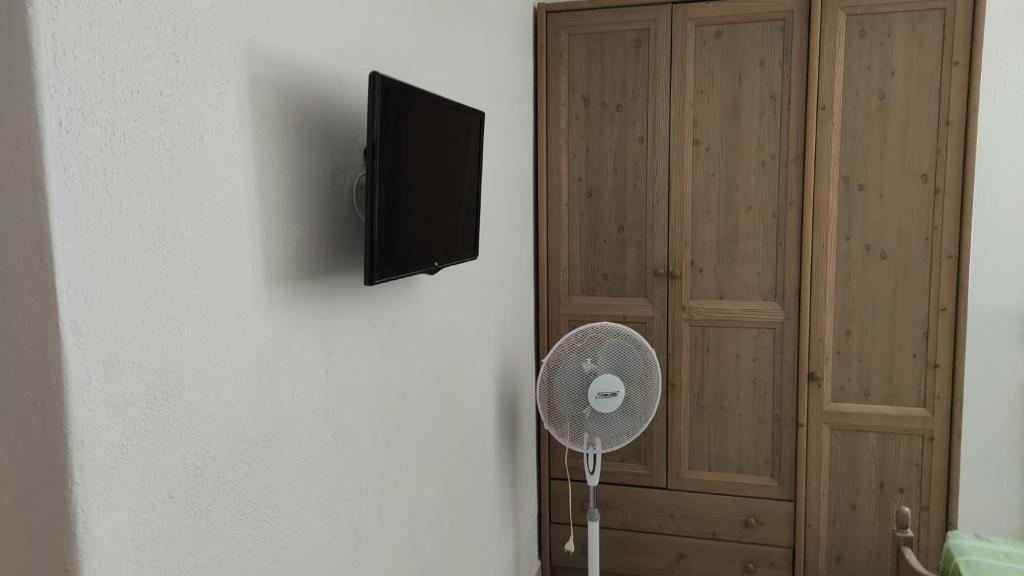 A television and/or entertainment centre at Pensione Casa Verde