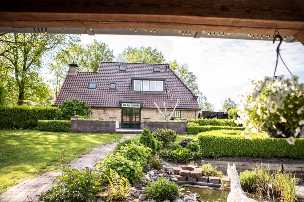 una casa con vistas al jardín en Bosvilla Landgoed Lindehof, en Blesdijke