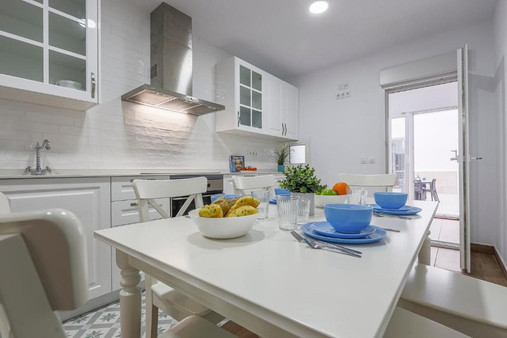 A kitchen or kitchenette at Cádiz caleta de cádiz 1