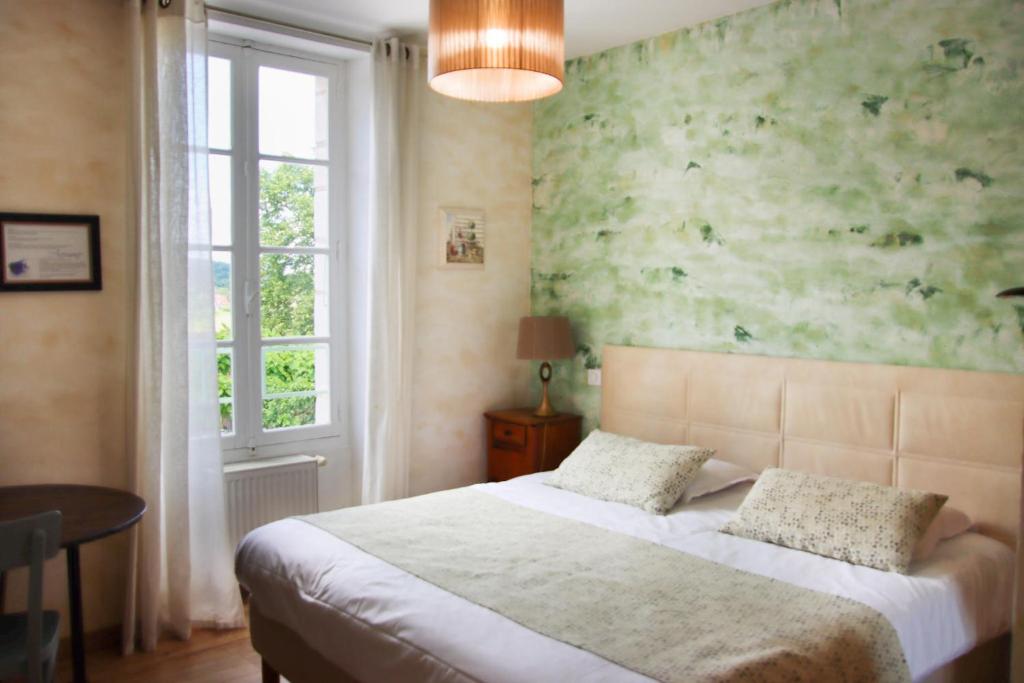 a bedroom with a large bed and a window at Auberge des 7 Tours in Martel