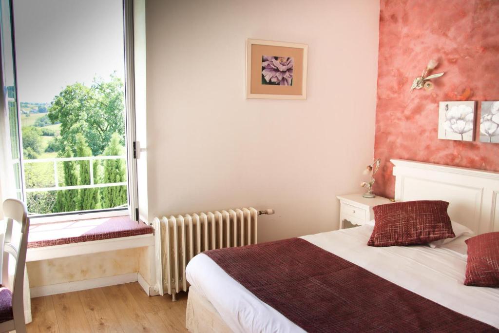 a bedroom with a bed and a window at Auberge des 7 Tours in Martel