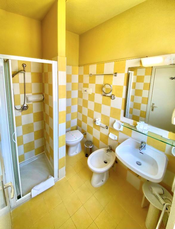 HOTEL TRIONFAL - Fronte Mare - Vicinissimi al Centro - Triple Room With Balcony And Lateral Sea View