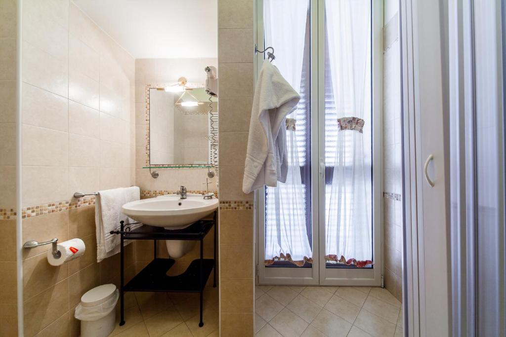 a small bathroom with a sink and a shower at Sogno D'Epoca 1822 in Monopoli