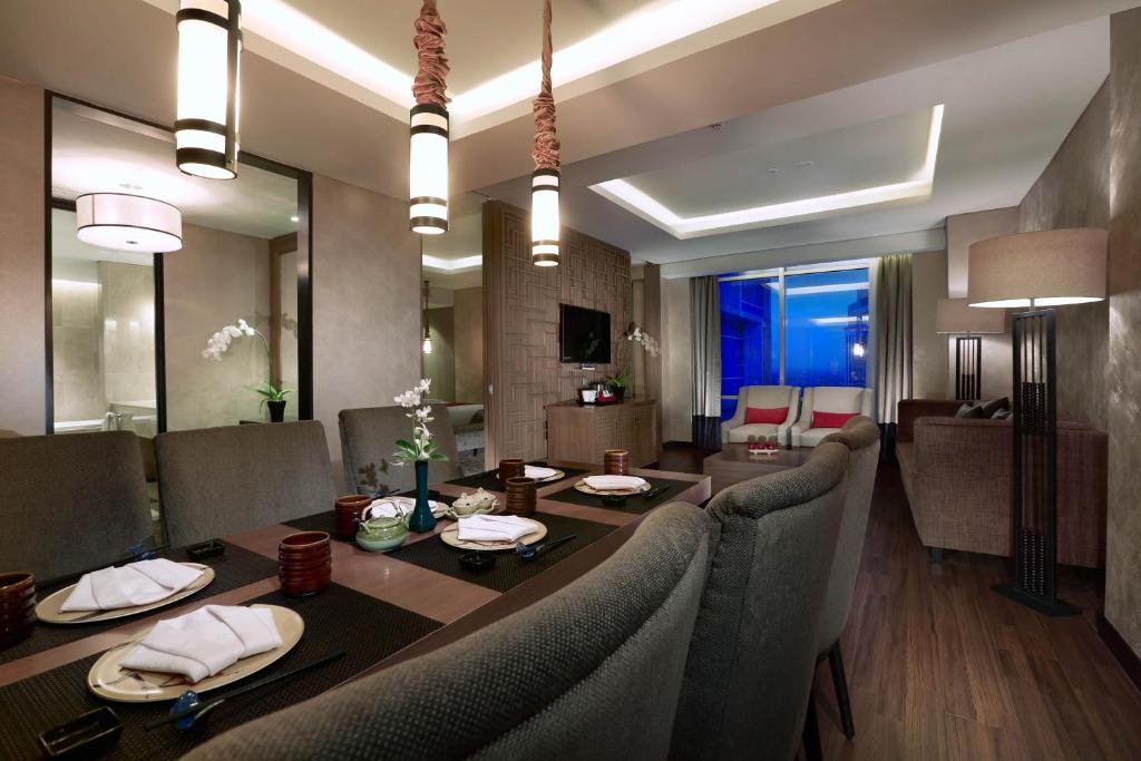 Ruang duduk di Aston Priority Simatupang Hotel and Conference Center