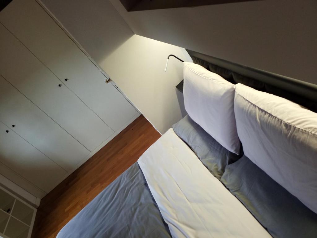 Contemporary Roomsにあるベッド
