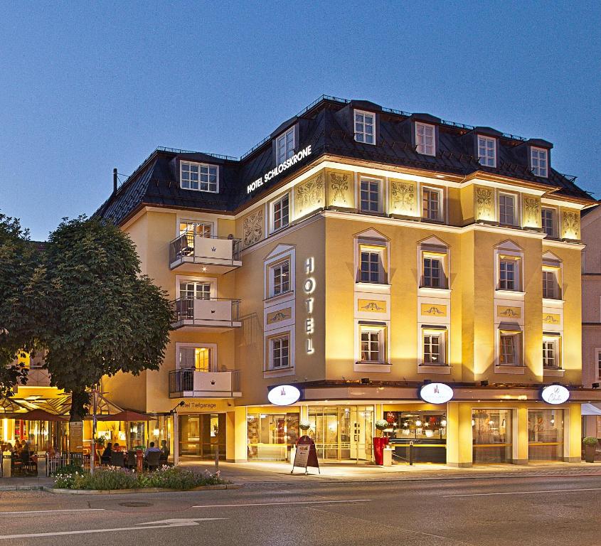 duży żółty budynek przy ulicy miejskiej w obiekcie Hotel Schlosskrone w Füssen