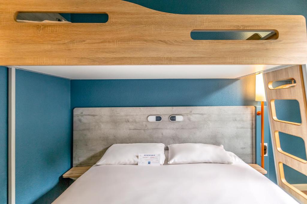 Postel nebo postele na pokoji v ubytování ibis budget Montpellier Sud Près d'Arènes