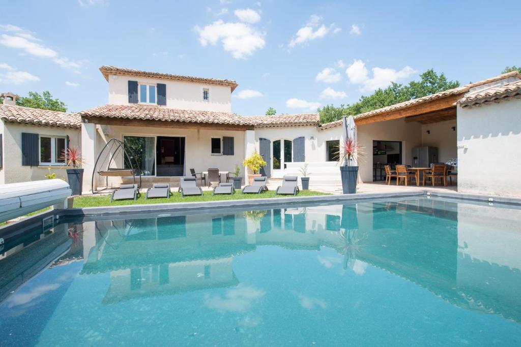 una piscina frente a una casa en Villa Clème, en Grignan
