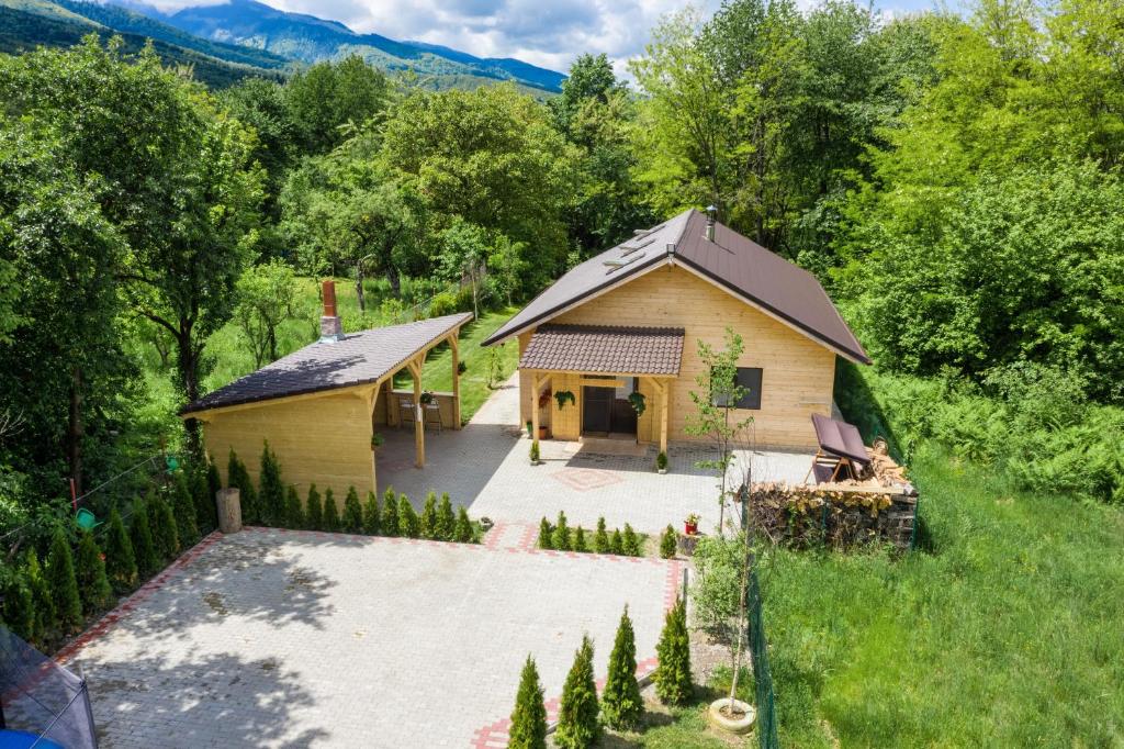 eine Luftansicht eines Hauses mit Garten in der Unterkunft River Residence Chalet in Stațiunea Climaterică Sâmbăta
