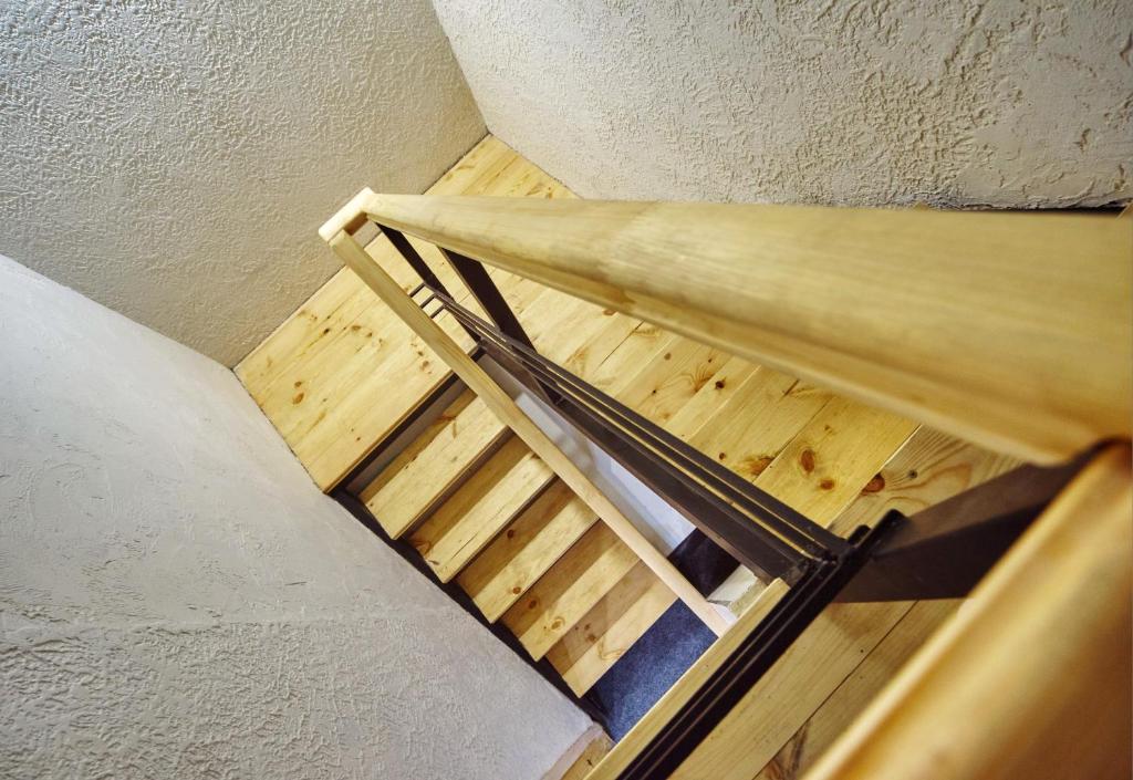 Palanda nebo palandy na pokoji v ubytování Mezzanine Hotel