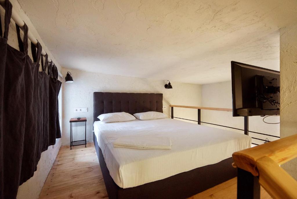 Postel nebo postele na pokoji v ubytování Mezzanine Hotel