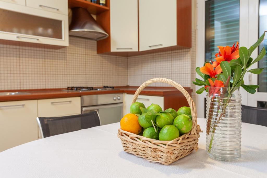 Kuchyň nebo kuchyňský kout v ubytování Sea and Lemon Tree apartment