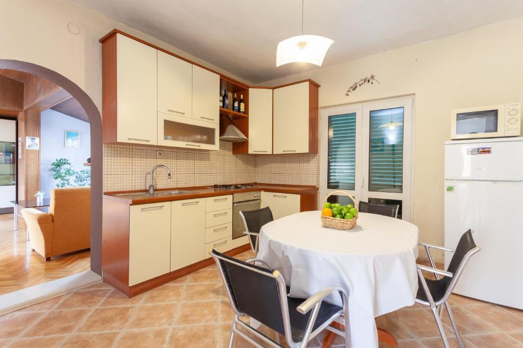 Kuchyň nebo kuchyňský kout v ubytování Sea and Lemon Tree apartment
