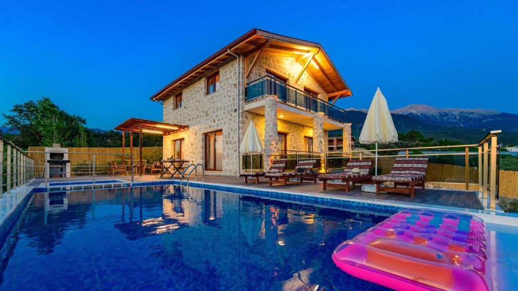 a villa with a swimming pool and a house at Fethiye Yakaköy'de Özel Havuzlu 6 Kişilik Villa Erdem in Yaka