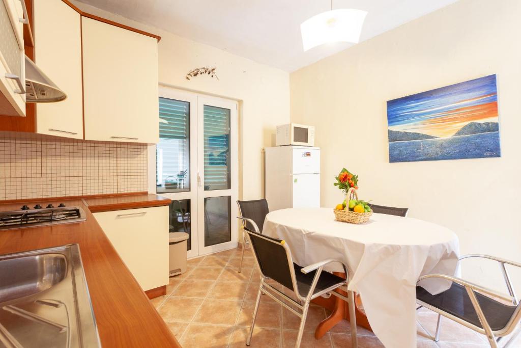 Kuchyň nebo kuchyňský kout v ubytování Sea and Lemon Tree apartment