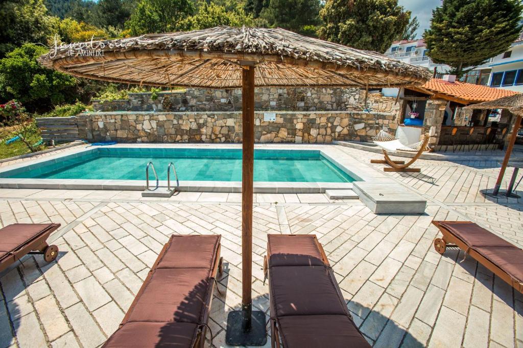 Bazén v ubytování Kinira Beach Hotel nebo v jeho okolí