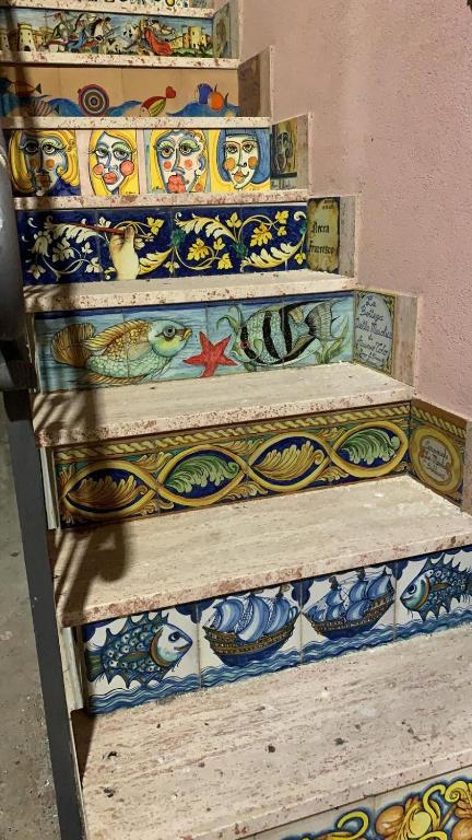 un escalier avec du carrelage coloré. dans l'établissement Le Casette Sul Lungomare, à Sciacca
