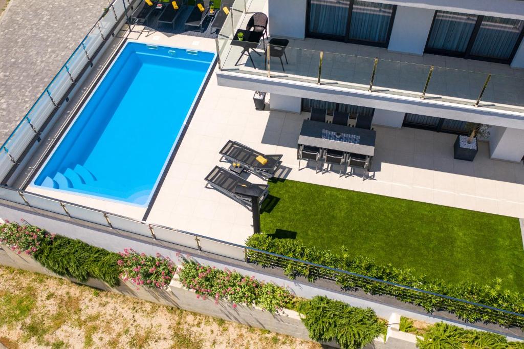 Bazén v ubytování Villa Supernus with Heated Pool nebo v jeho okolí
