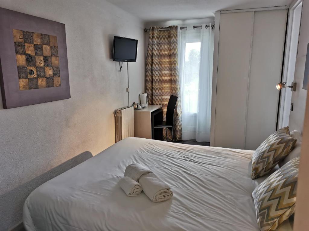 Postel nebo postele na pokoji v ubytování Logis Hôtel Restaurant les Charmettes
