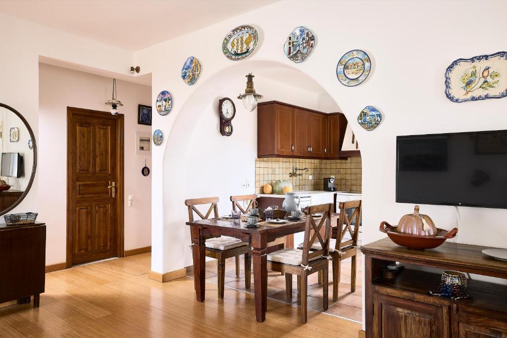 TV a/nebo společenská místnost v ubytování Cinco Suites