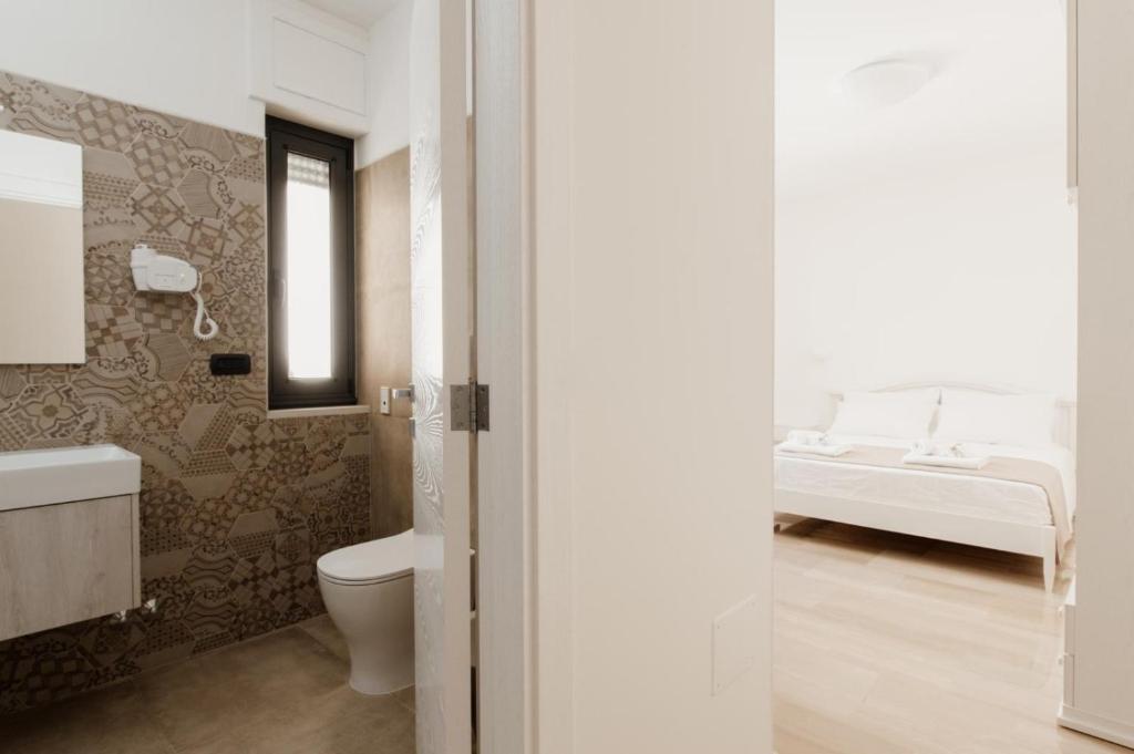 łazienka z toaletą i umywalką w obiekcie B&B Castello Otranto w mieście Otranto
