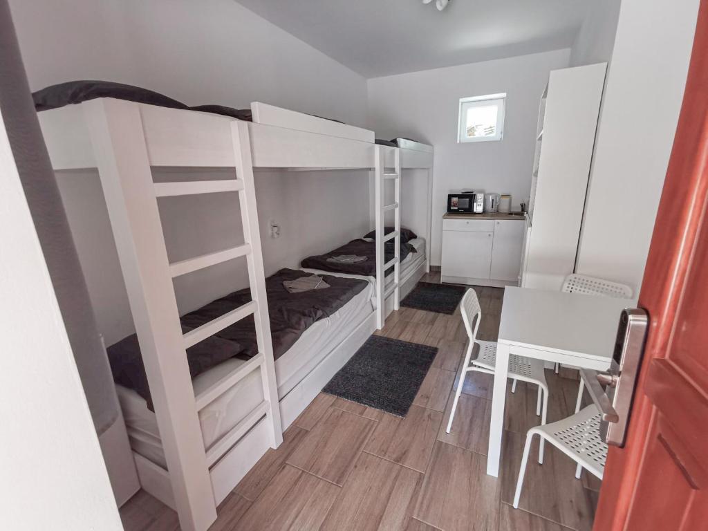 Kuchyň nebo kuchyňský kout v ubytování Greenfield Apartman