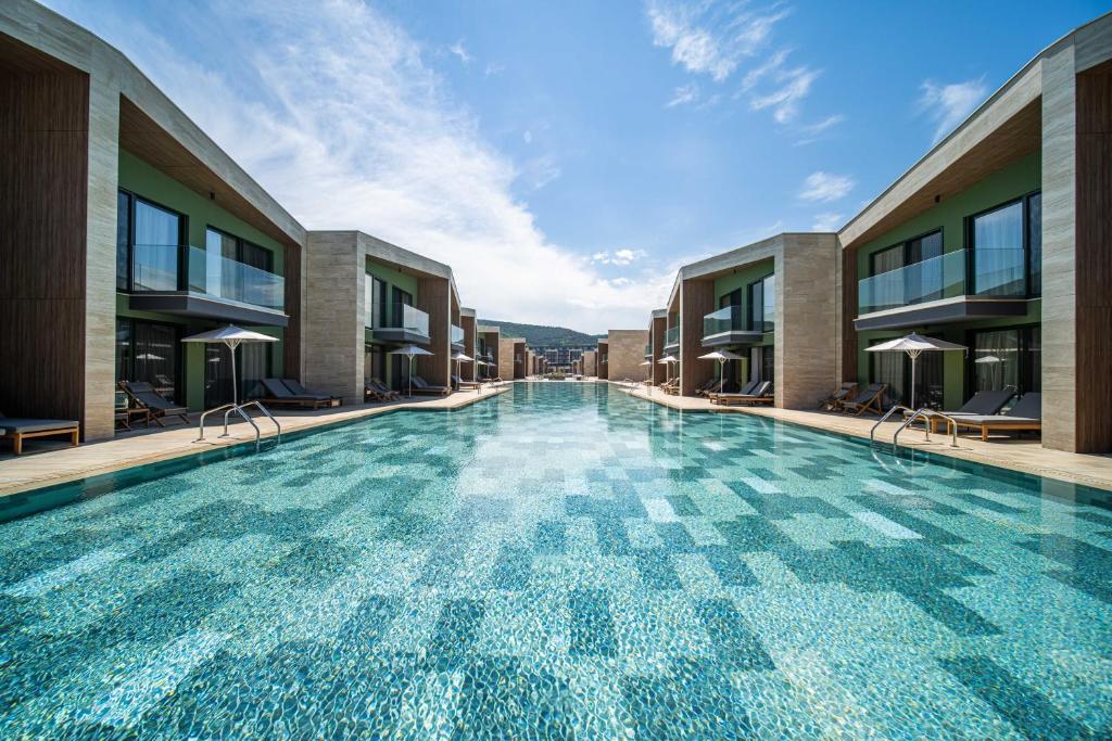 uma piscina no meio de um edifício em HVD Reina del Mar - Premium Spa Service & Free Parking em Obzor