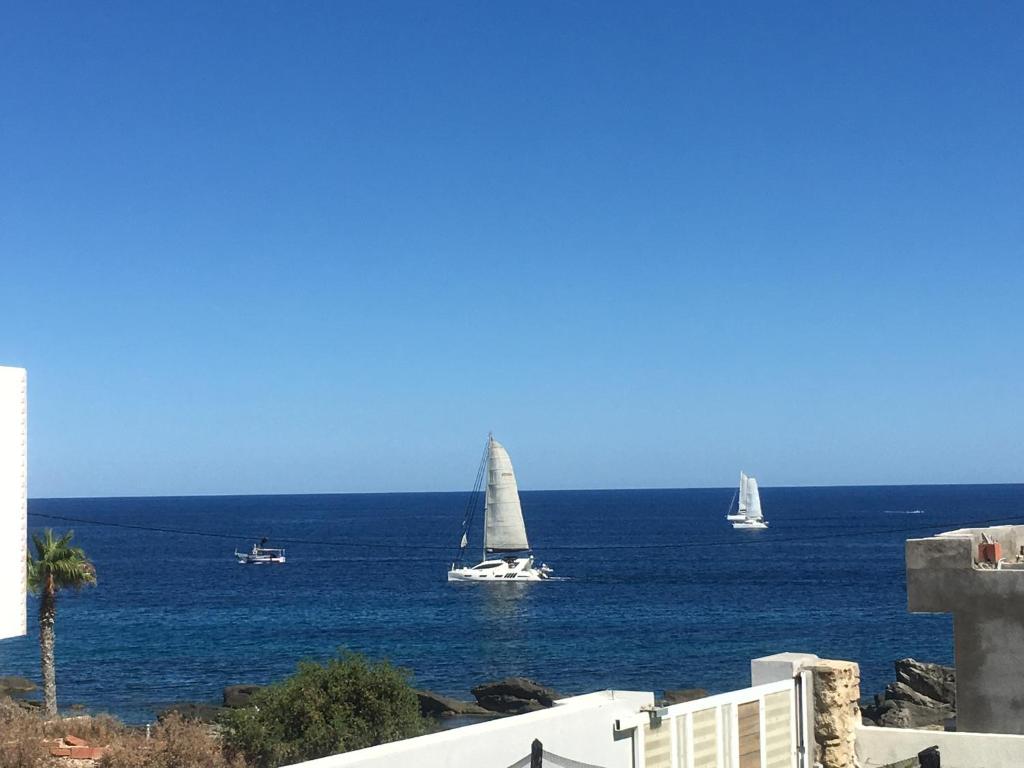 Tres veleros en el agua en el océano en Arabesque Style - 2 appartements en Kelibia