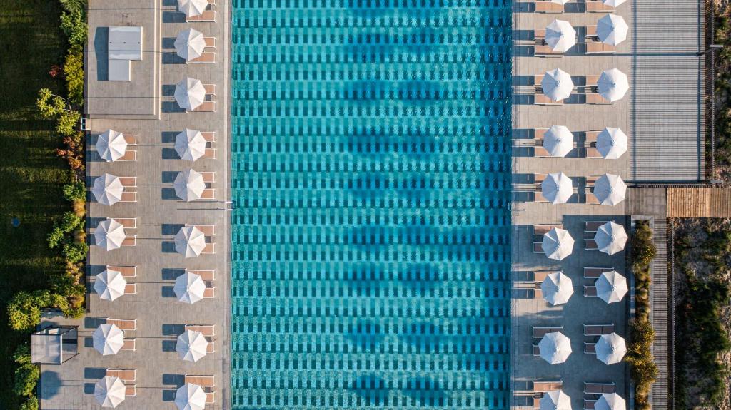 an overhead view of a tall building with a swimming pool at HVD Reina del Mar - Premium Spa Service & Free Parking in Obzor