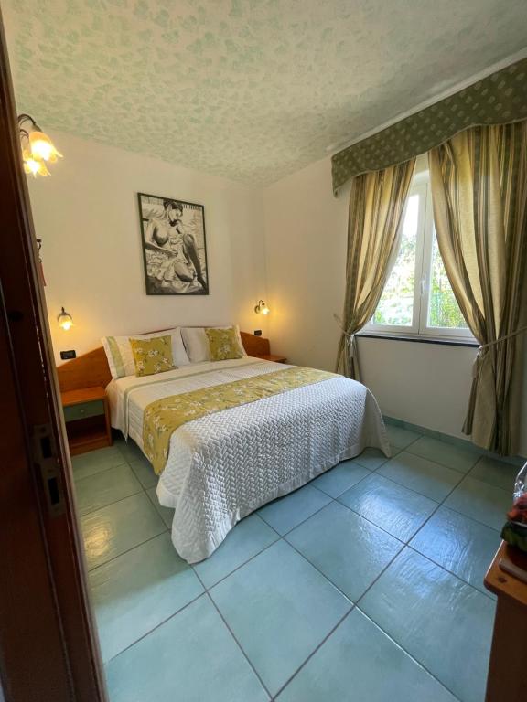 una camera da letto con un letto e una finestra di Villa Anna Sorgeto a Ischia