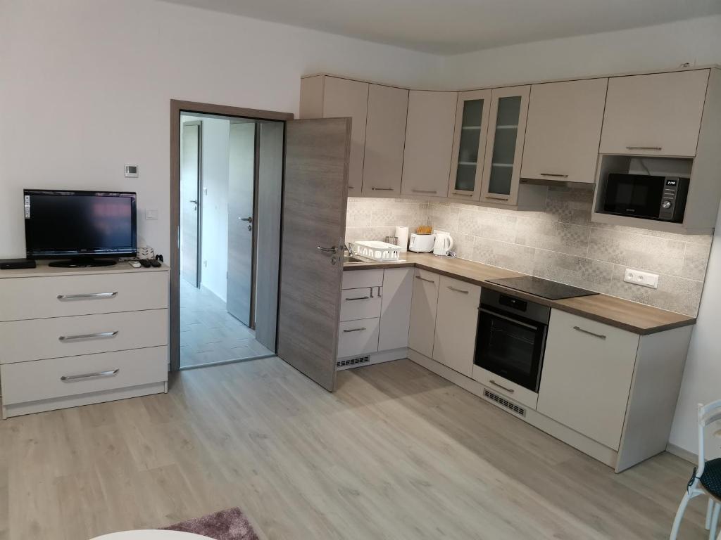 Kuchyň nebo kuchyňský kout v ubytování Éva Apartmanház
