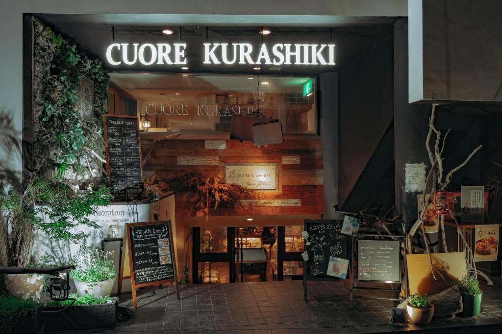 ein Café mit einem Schild auf der Vorderseite in der Unterkunft Hostel Cuore Kurashiki in Kurashiki