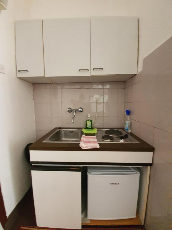 Kuchyň nebo kuchyňský kout v ubytování Apartmani Kokić