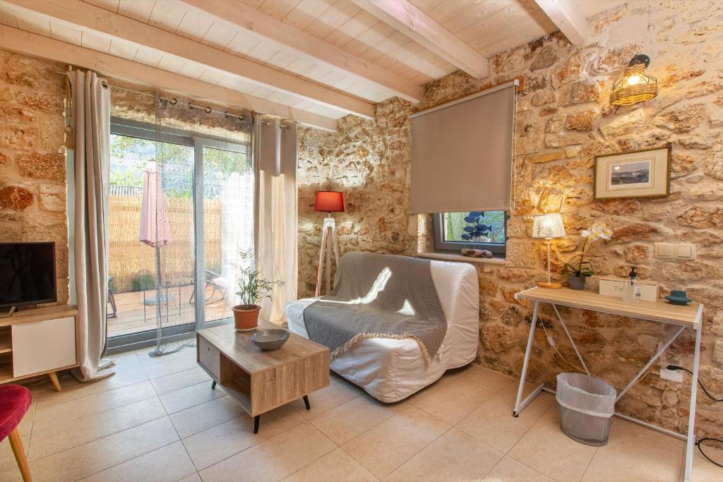 TV a/nebo společenská místnost v ubytování Luxurious bungalow in Ipsos beach