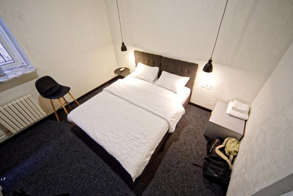 Postel nebo postele na pokoji v ubytování Mezzanine Hotel
