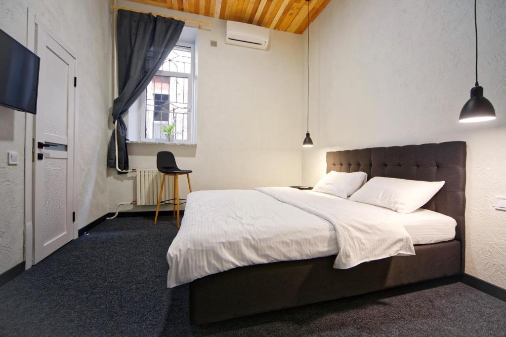 Postel nebo postele na pokoji v ubytování Mezzanine Hotel