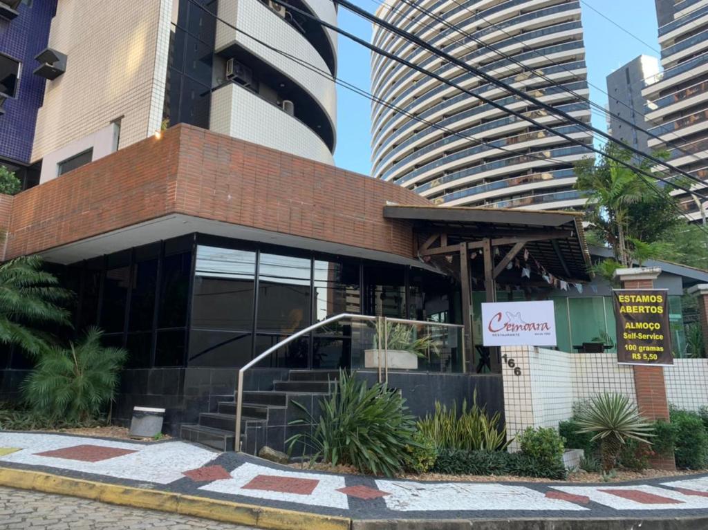 a restaurant on the corner of a street with tall buildings at Flat Residencial Meireles Fortaleza in Fortaleza