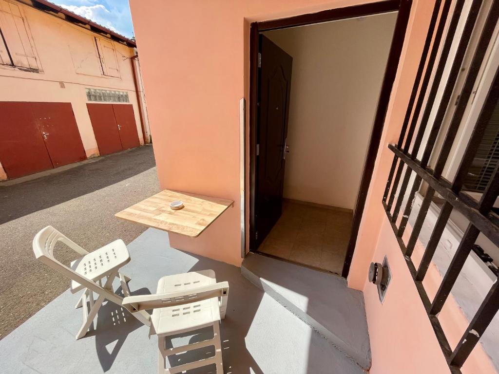 un balcone di una casa con porta e sedie di U Bývalé Pošty a Děčín