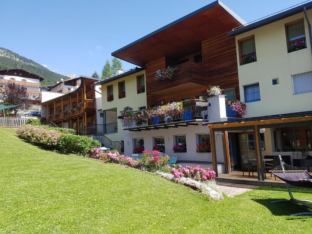 Nespecifikovaný výhled na hory nebo výhled na hory při pohledu z hotelu