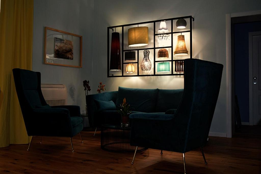 sala de estar con 2 sillas y sofá en Palazzo Gioffrè, en Gela