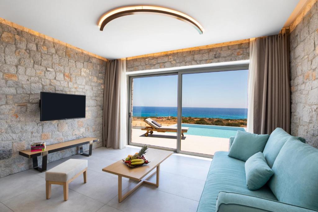 TV a/nebo společenská místnost v ubytování Aros Luxury Villas