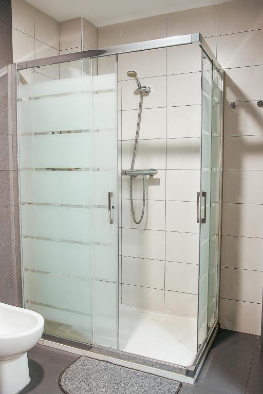 A bathroom at RentalSevilla Virgen de Loreto
