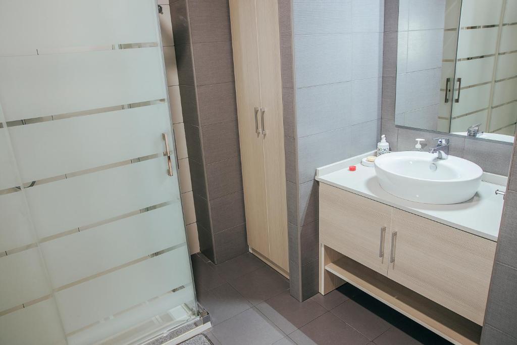 A bathroom at RentalSevilla Virgen de Loreto