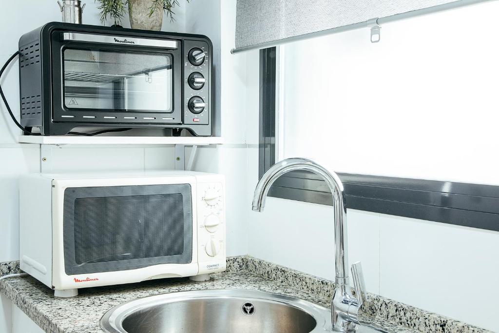 A kitchen or kitchenette at RentalSevilla Virgen de Loreto