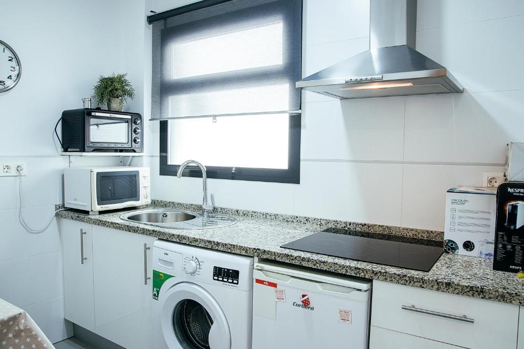 A kitchen or kitchenette at RentalSevilla Virgen de Loreto