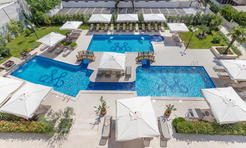 an overhead view of the pool at a hotel with umbrellas at Boutique Hotel Momentum by Aycon in Budva